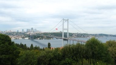 Nakkastepe Ulusal Bahçe Parkı 'ndan 15 Temmuz Şehitleri Köprüsü, bulutlu gökyüzü, ulaşım fikri, 4k 60fps video çekimi.