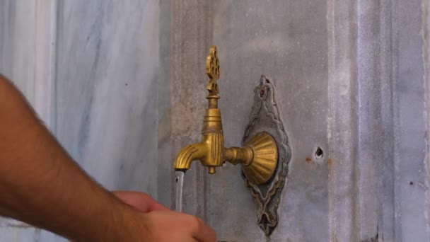 Man Handen Wassen Van Oude Kraan Gouden Kleur Antieke Moskee — Stockvideo