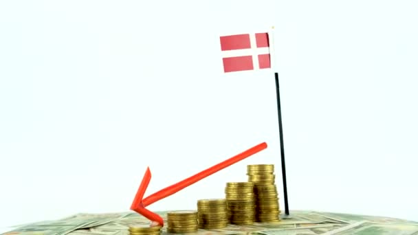 丹麦国旗上刻有可换货币 通货膨胀概念视频 红色箭头 经济和金融理念 丹麦贬值 国家统计 Fps 经济危机和降级 — 图库视频影像