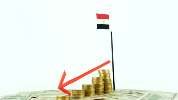 Єгипетський Прапор Монетами Обороті Інфляція Концепт Відео Червоний Вниз Стрілка — стокове відео