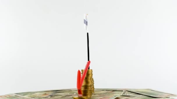 芬兰国旗上印有可转盘硬币 通货膨胀概念视频 红色箭头 经济和金融理念 芬兰贬值 国家统计 Fps 经济危机和降级 — 图库视频影像
