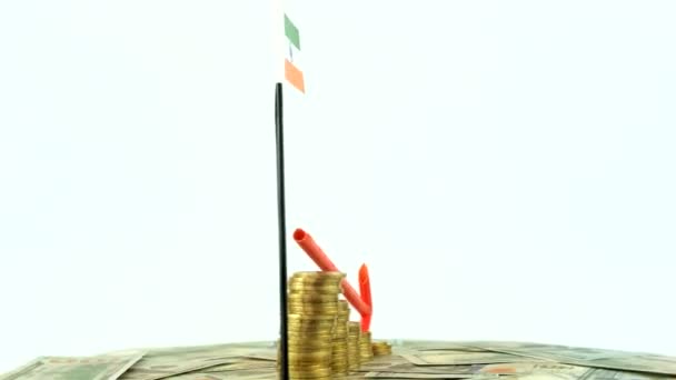 Indien Flagge Mit Münzen Auf Plattenteller Inflationskonzeptvideo Roter Pfeil Nach — Stockvideo