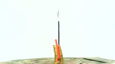 Pikabında bozuk para, enflasyon konsepti videosu, kırmızı oklar, ekonomi ve finans fikri, azalan Japonya değerleri, ülke istatistikleri, 4k 60 fps, ekonomik kriz ve düşüş