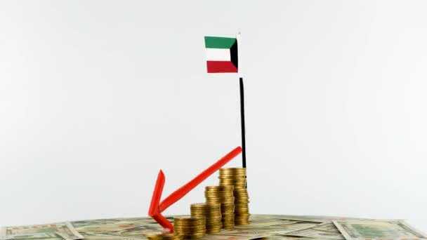 Flaga Kuwejtu Monetami Gramofonie Koncepcja Inflacji Wideo Czerwona Strzałka Dół — Wideo stockowe