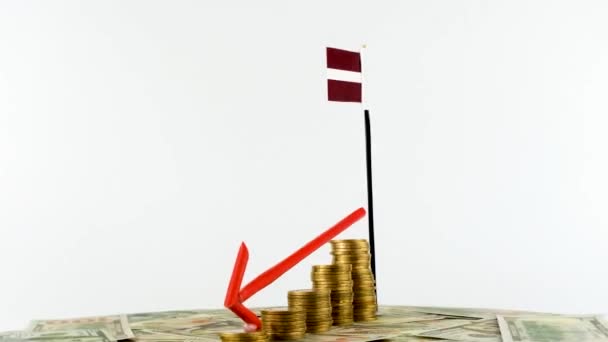 拉脱维亚国旗 可换货币 通货膨胀概念视频 红色箭头 经济和金融理念 拉脱维亚贬值 国家统计 Fps 经济危机和降级 — 图库视频影像