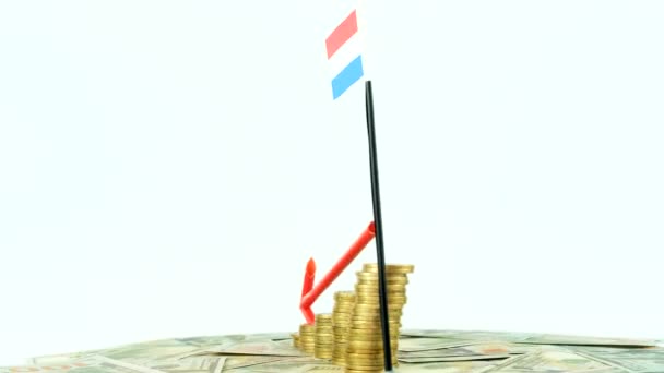 Люксембургский Флаг Монетами Проигрывателе Видео Концепции Инфляции Красная Стрелка Вниз — стоковое видео