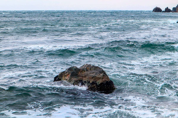 Gran Roca Medio Del Mar Mar Ondulado Paisaje Acantilado Rocoso — Foto de Stock