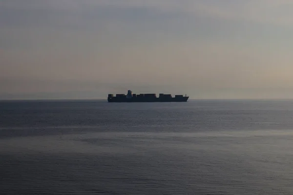コンテナ船 フロントビュー 大きな貨物船が前方のスカイライン 広角の海と空に移動輸送船 — ストック写真