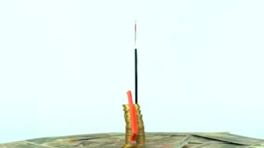 Turntable üzerinde bozuk para, enflasyon konsepti videosu, kırmızı oklar, ekonomi ve finans fikri, Avusturya 'nın azalan değerleri, ülke istatistikleri, 4k 60 fps, ekonomik kriz ve düşüş