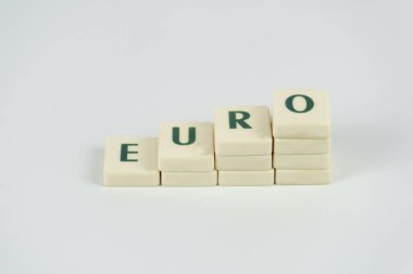 Avro ile ekonomi ve kriz kavramı, artan ve yükselen fikir, finans haberleri afişi, beyaz taş üzerindeki avro metni, yükselen fiyatlar ve vergi, döviz ve yatırım teması, Avrupa para birimi