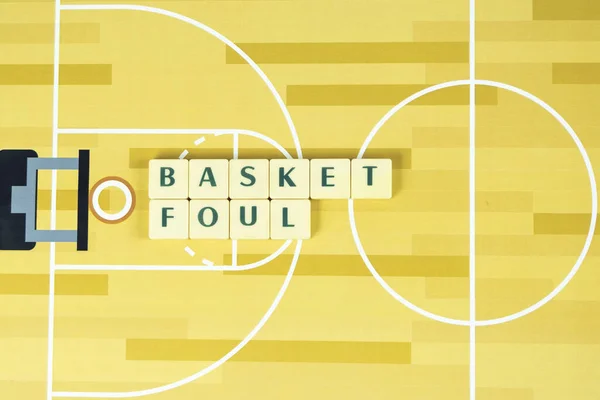 バスケットボールのルールの概念 白いブロックのバスケットファウルテキスト バスケットボールコート トップビュー レジャーや趣味のアイデア エンターテイメント活動 スポーツ教育 バスケットファウル — ストック写真