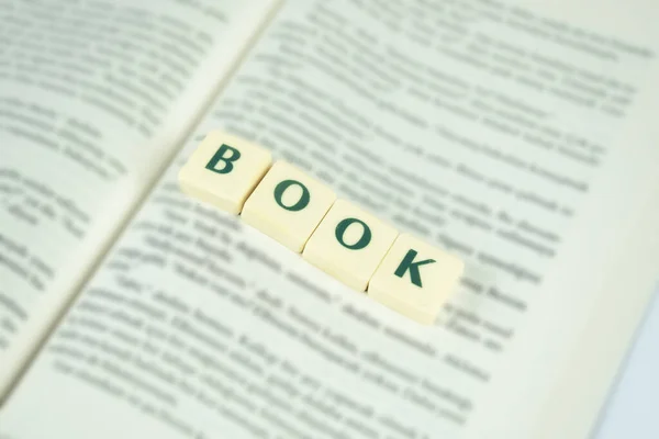 Könyv Szöveg Nyitott Könyv Oldalon Olvasási Koncepció Szelektív Fókusz Oktatási — Stock Fotó