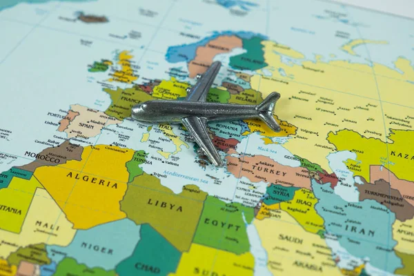 ミニチュア航空会社はスペインに行きます ヨーロッパ地図上の飛行機 航空輸送の概念 国際輸送 — ストック写真