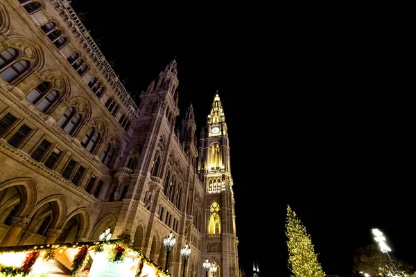 stock image Vienna City Hall and its Christmas tree at night. Christmas decorations and lights of the city of Vienna in Austria.