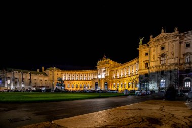 Geceleri Viyana 'da Hofburg' da. Avusturya 'daki Viyana İmparatorluk Sarayı Noel döneminde.