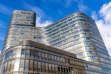 Viyana 'daki modern binalar. Avusturya, Viyana 'da büyük cam pencereli güzel binalar.