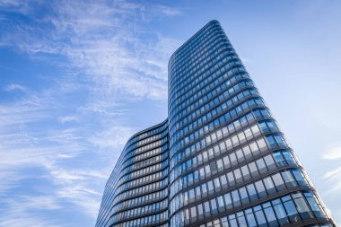 Viyana 'daki modern binalar. Avusturya, Viyana 'da büyük cam pencereli güzel binalar.