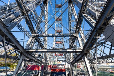 Wiener Riesenrad mı yoksa Viyana Dönme Dolabı mı? Dönme dolap Viyana 'daki Prater parkında ve şehirdeki en popüler eğlence merkezidir..
