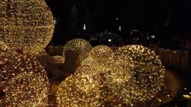 Avusturya 'daki Viyana Belediye Binası' nda Noel süsleri. Viyana şehrinin Noel süslemeleri ve ışıkları.