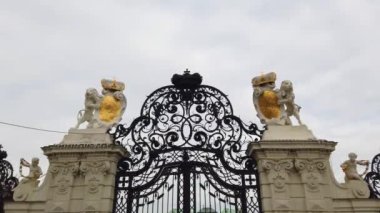 Viyana 'daki Schloss Belvedere kapısının ayrıntıları. Kışın Belvedere Şatosu ve bahçesi.