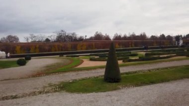 Viyana 'daki Schloss Belvedere manzarası. Kışın Belvedere Şatosu ve bahçesi.