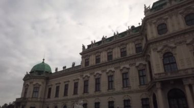 Viyana 'daki Schloss Belvedere manzarası. Kışın Belvedere Şatosu.