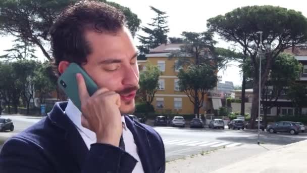Charmig Affärsman Ringer Ett Affärssamtal Med Sin Smartphone Den Unge — Stockvideo