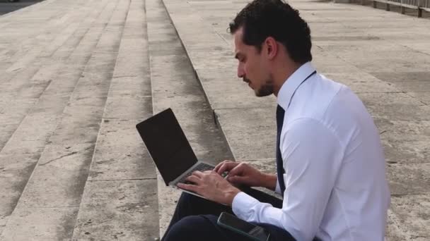 Молодой Бизнесмен Работает Улице Компьютером Мужчина Сидит Лестнице Перед Пойти — стоковое видео