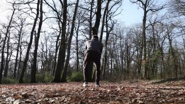 Νεαρός Πηδάει Στο Δάσος Δρομέας Εκπαιδεύεται Στο Πάρκο Στην Ιταλία — Αρχείο Βίντεο