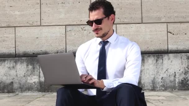 Молодой Бизнесмен Работает Улице Компьютером Мужчина Сидит Лестнице Перед Пойти — стоковое видео