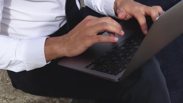 Νεαρός Επιχειρηματίας Δουλεύει Έξω Τον Υπολογιστή Του Άνθρωπος Κάθεται Στις — Αρχείο Βίντεο