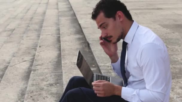 Молодой Бизнесмен Работает Открытом Воздухе Мужчина Сидит Лестнице Разговаривает Телефону — стоковое видео