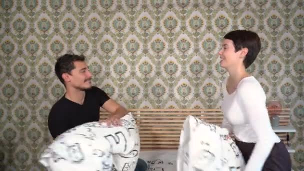 Молода Щаслива Закохана Пара Бореться Подушкою Ліжку Вдома Пара Концепція — стокове відео