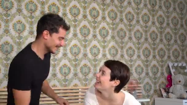 若い幸せな愛情のあるカップルが家で枕の戦いをしています 夫婦の愛と幸福の概念 — ストック動画