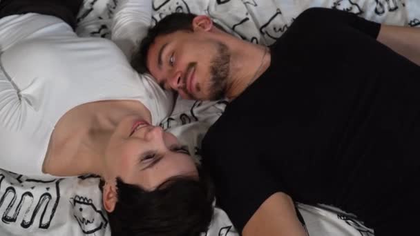 Young Couple Love Lying Bed Beautiful Couple Exchange Caresses Kisses — Stockvideo