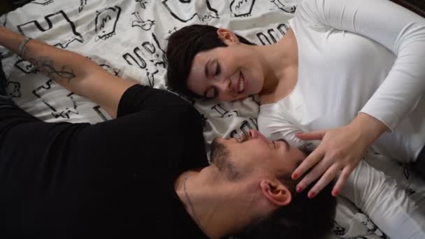Молода Закохана Пара Лежить Ліжку Красива Пара Обмінюється Ласощами Поцілунками — стокове відео