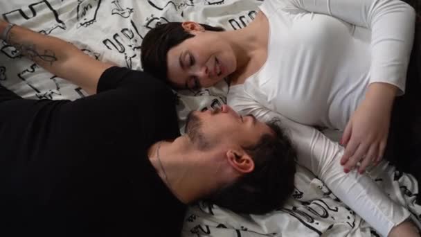 Young Couple Love Lying Bed Beautiful Couple Exchange Caresses Kisses — Vídeo de stock