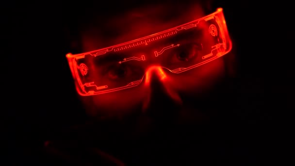 年轻人在使用虚拟现实眼镜 游戏中戴背光眼镜的人的画像 — 图库视频影像