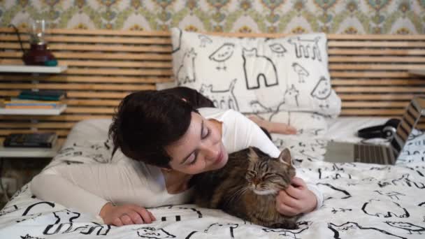 Gyönyörű Pihen Ágyon Macskájával Lefekszik Játszik Szürke Macskával — Stock videók