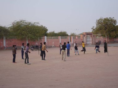 Bikaner Rajasthan, Hindistan: 14 Ocak 2018 Hindistan 'da voleybol oynayan çocuklar.