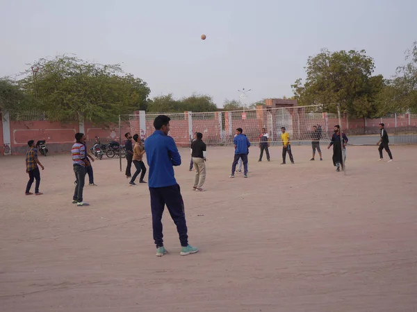 Bikaner Rajasthan, Hindistan: 14 Ocak 2018 Hindistan 'da voleybol oynayan çocuklar.