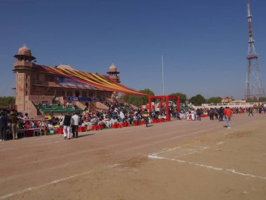 Bikaner Rajasthan, Hindistan: 14 Ocak 2018 Bikaner Festivali 'nde etkinlikleri izlemek için toplandı.