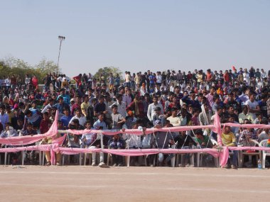 Bikaner Rajasthan, Hindistan: 14 Ocak 2018 Bikaner Festivali 'nde etkinlikleri izlemek için toplandı.