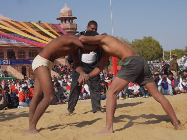 Bikaner Rajasthan, Hindistan: 14 Ocak 2018 Geleneksel güreş müsabakası Bikaner festivalinde Hindistan 'da kushti olarak da bilinir..