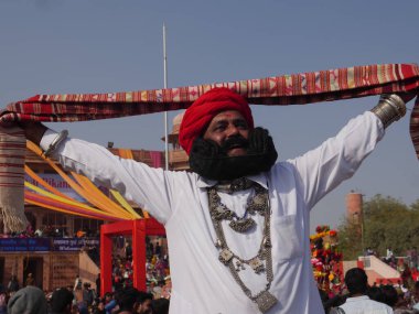 Bikaner Rajasthan, Hindistan: 14 Ocak 2018 Büyük, uzun sakallı adam Bikaner Festivali, Rajasthan, Hindistan.