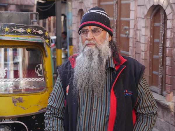 Bikaner Rajasthan, Hindistan: 14 Ocak 2018 Büyük, uzun sakallı adam Bikaner Festivali, Rajasthan, Hindistan.