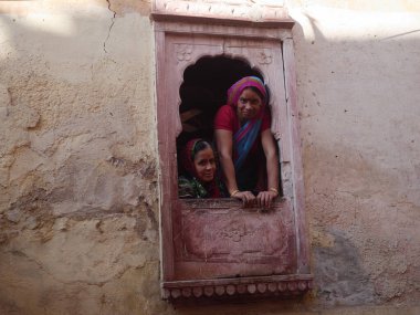 Bikaner Rajasthan, Hindistan: 14 Ocak 2018 Eski Pencereden Bakan Hintli Kadın.