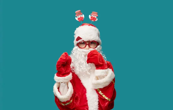 Dziecko Chłopiec Świątecznym Stroju Świętego Mikołaja Turkusowym Tle Okularach Imprezę — Zdjęcie stockowe