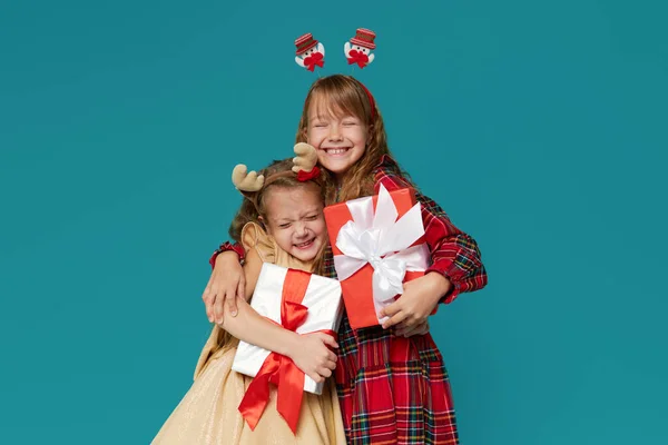 Szczęśliwe Dzieci Świąteczne Obręcze Świąteczne Pudełkami Prezenty Świąteczne Turkusowym Tle — Zdjęcie stockowe