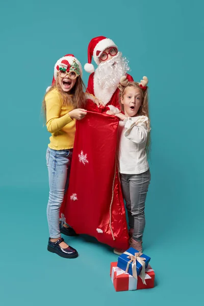 Ένας Τύπος Ντυμένος Άγιος Βασίλης Δίνει Δώρα Στα Παιδιά Από — Φωτογραφία Αρχείου